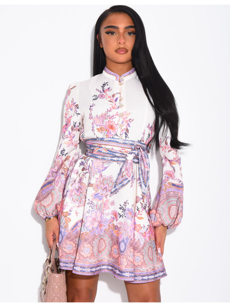 Robe courte à motifs imprimées et ceinture épaisse à la taille