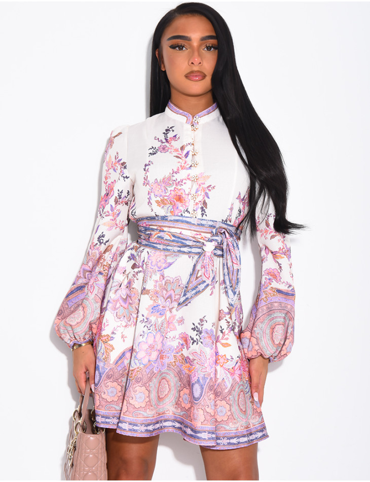 Robe courte à motifs imprimées et ceinture épaisse à la taille