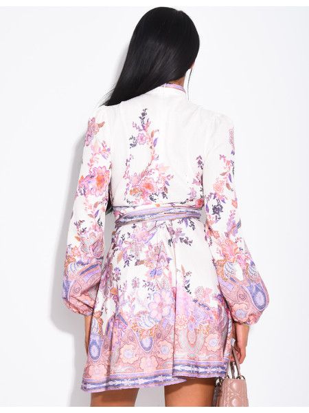 Robe courte à motifs imprimées et ceinture épaisse à la taille