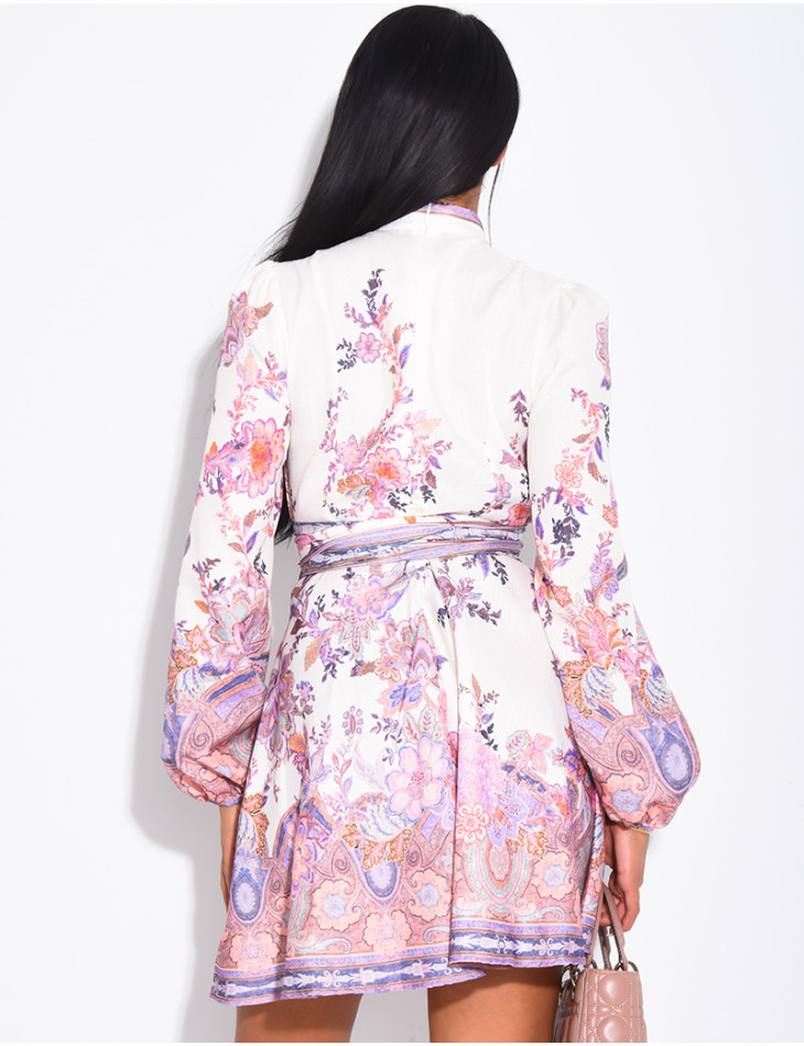 Robe courte à motifs imprimées et ceinture épaisse à la taille