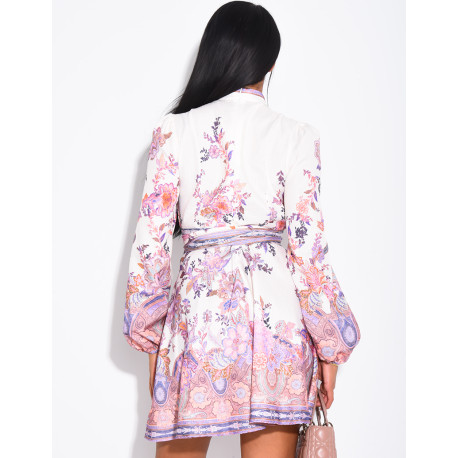 Robe courte à motifs imprimées et ceinture épaisse à la taille