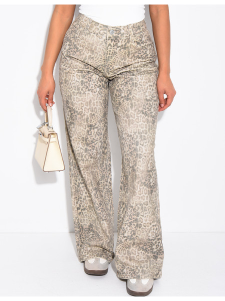 Straight-leg jeans with a leopard print