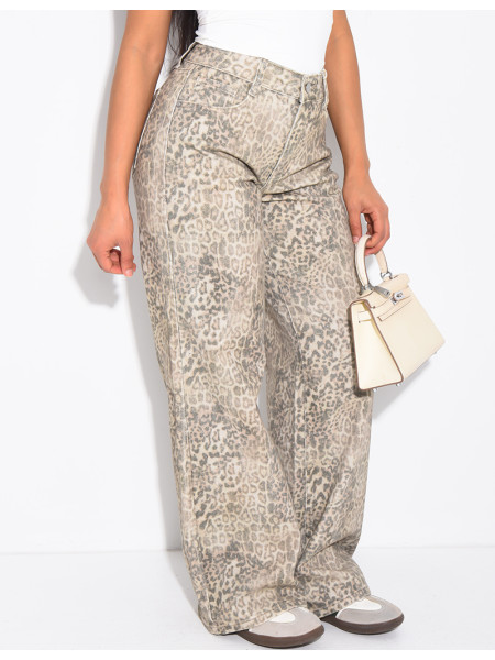 Straight-leg jeans with a leopard print