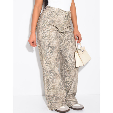 Straight-leg jeans with a leopard print