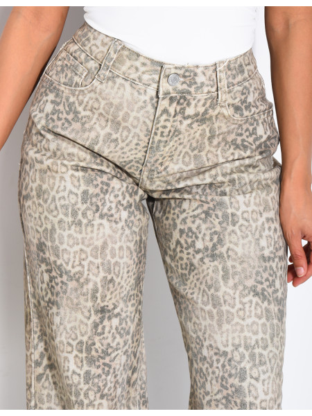 Straight-leg jeans with a leopard print