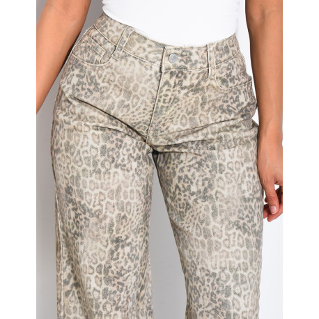 Straight-leg jeans with a leopard print