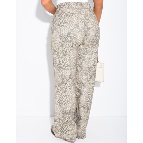 Straight-leg jeans with a leopard print