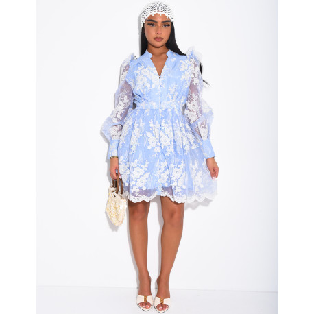 Kurzes Kleid aus Voile, bestickt, mit Puffärmeln und Schulterpolstern