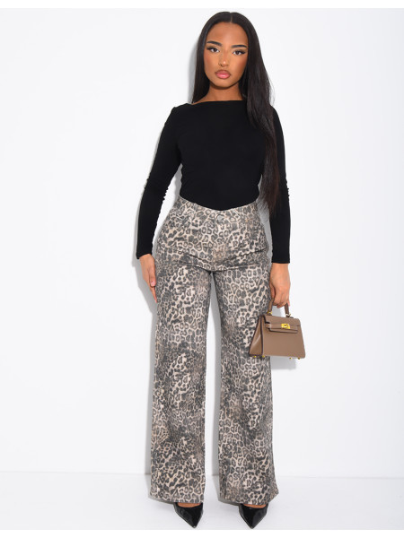 Straight-leg jeans with a leopard print