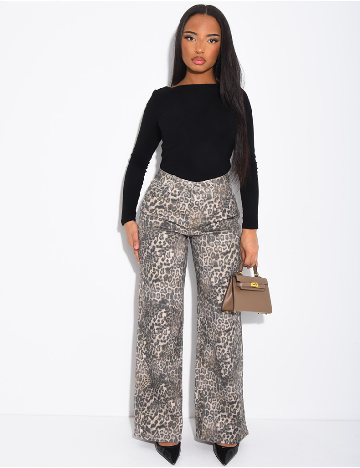 Straight-leg jeans with a leopard print