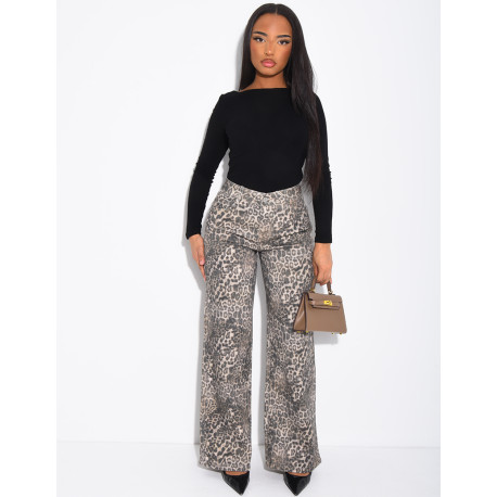 Straight-leg jeans with a leopard print
