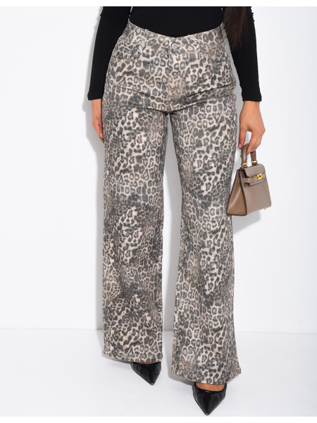 Straight-leg jeans with a leopard print