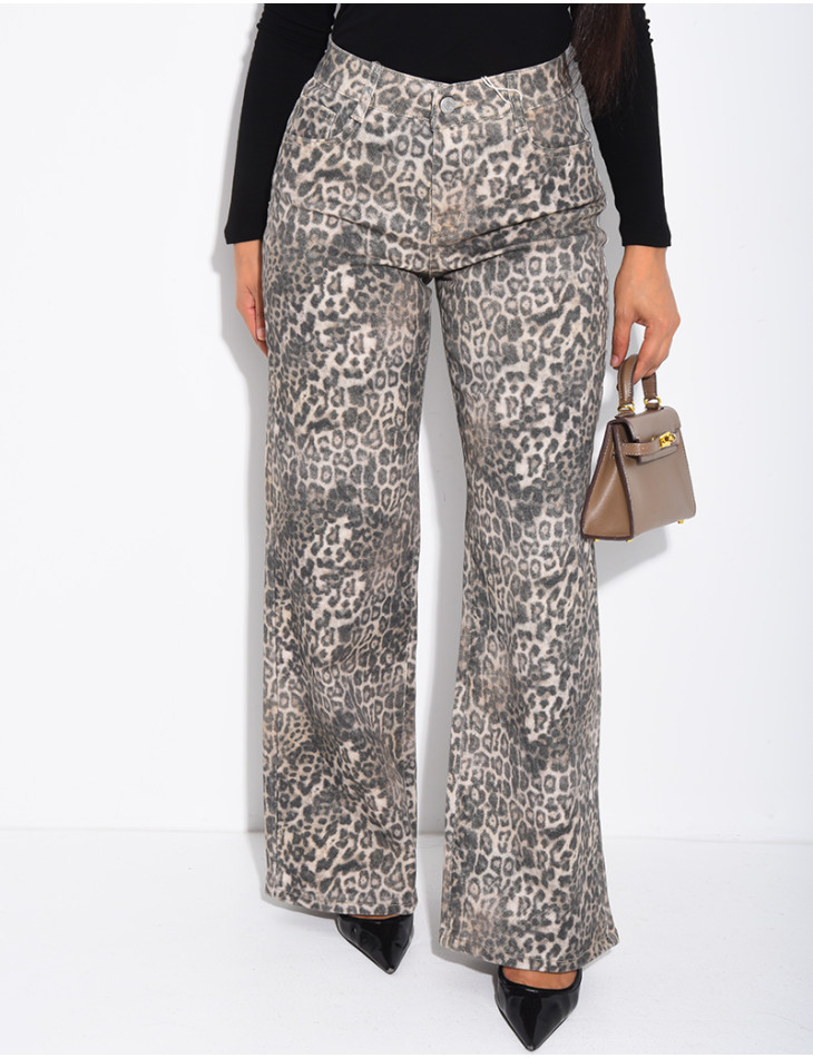 Straight-leg jeans with a leopard print