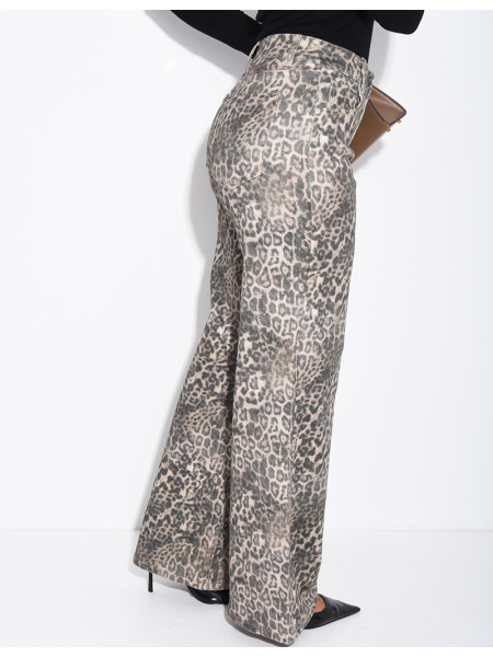 Straight-leg jeans with a leopard print
