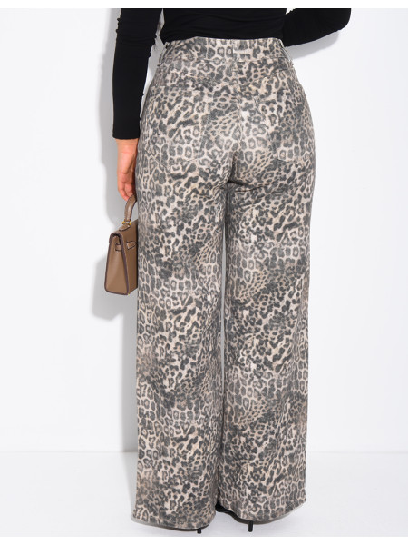 Straight-leg jeans with a leopard print