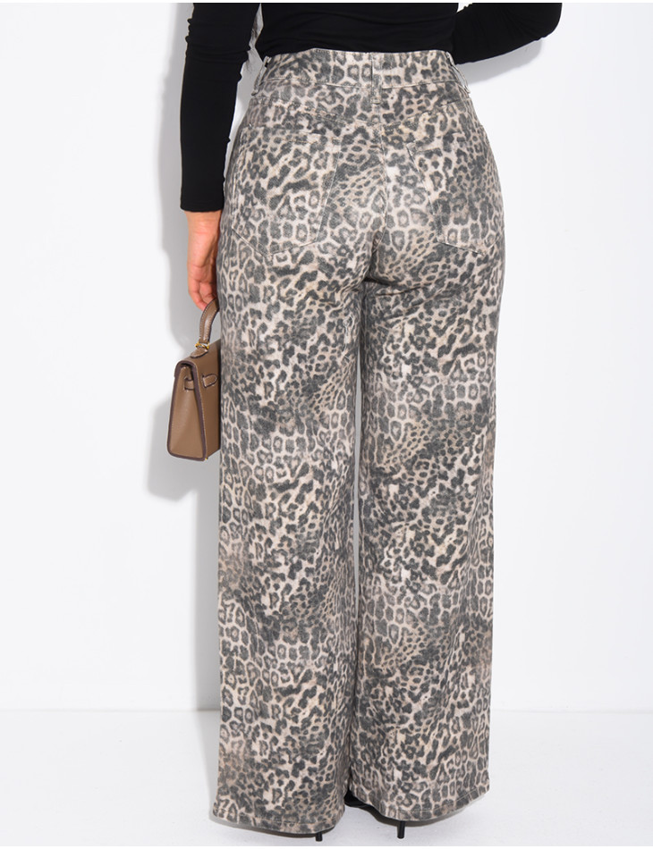 Straight-leg jeans with a leopard print