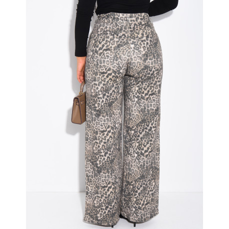 Straight-leg jeans with a leopard print