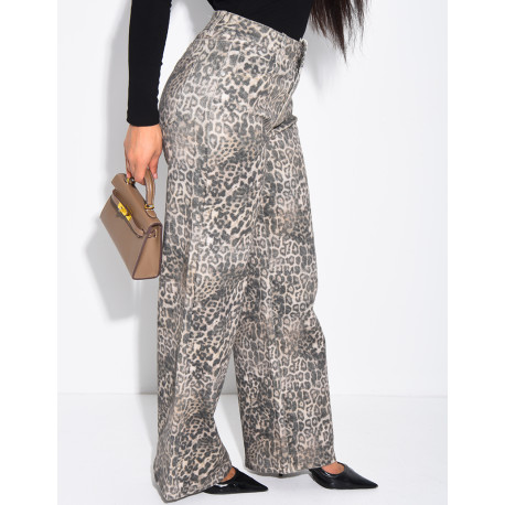 Straight-leg jeans with a leopard print