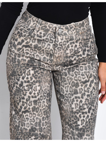 Straight-leg jeans with a leopard print