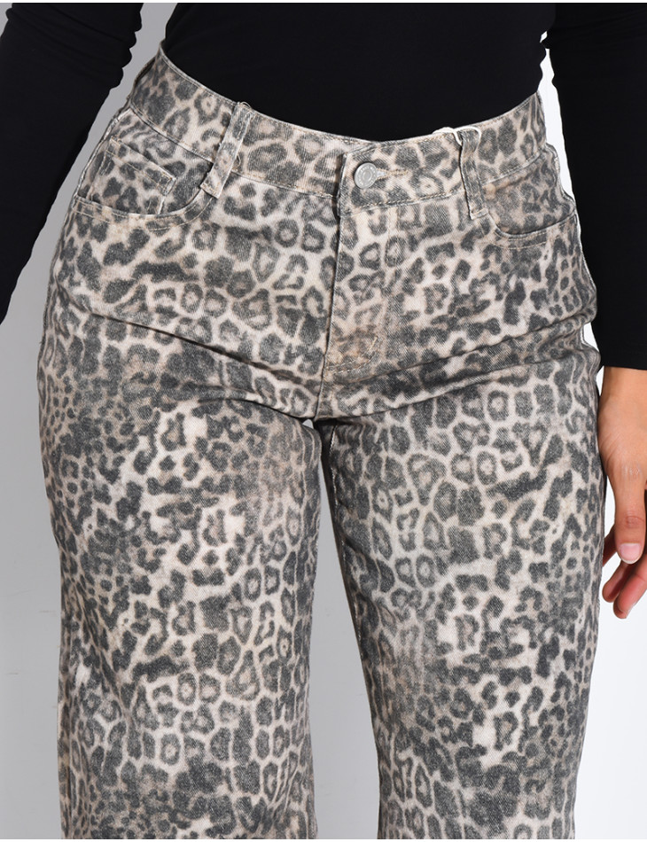 Straight-leg jeans with a leopard print