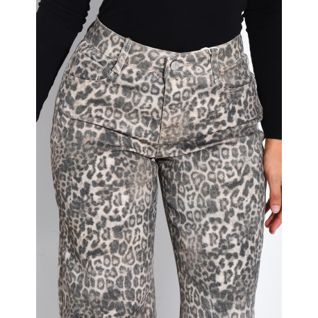 Straight-leg jeans with a leopard print