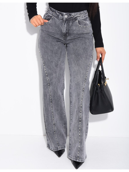 Straight-leg jeans with studs and contrasting stitching