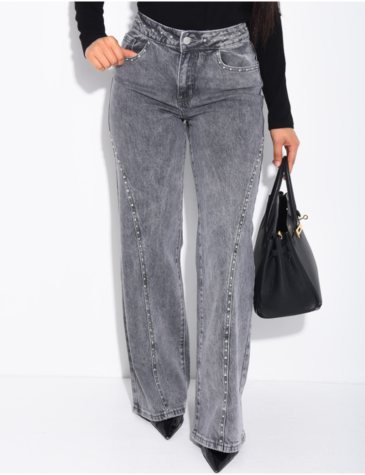 Straight-leg jeans with studs and contrasting stitching