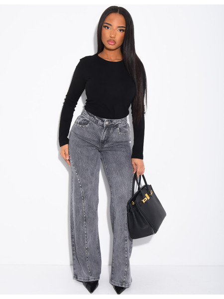 Straight-leg jeans with studs and contrasting stitching