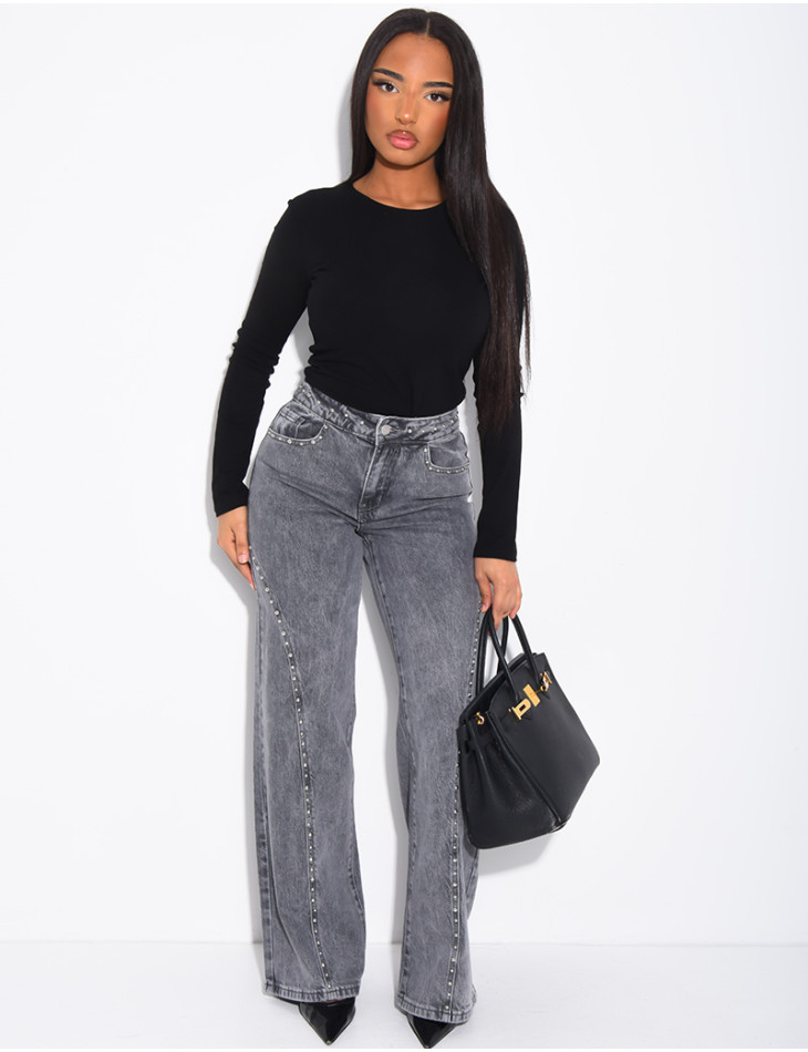 Straight-leg jeans with studs and contrasting stitching
