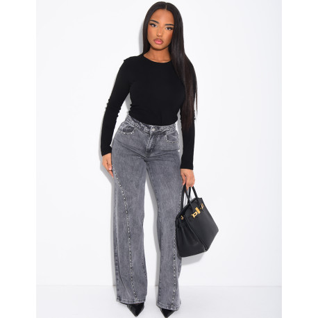 Straight-leg jeans with studs and contrasting stitching