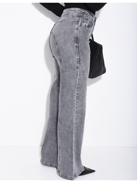 Straight-leg jeans with studs and contrasting stitching