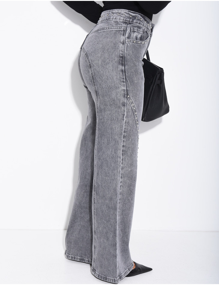 Straight-leg jeans with studs and contrasting stitching