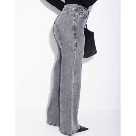 Straight-leg jeans with studs and contrasting stitching