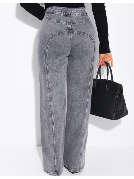 Straight-leg jeans with studs and contrasting stitching