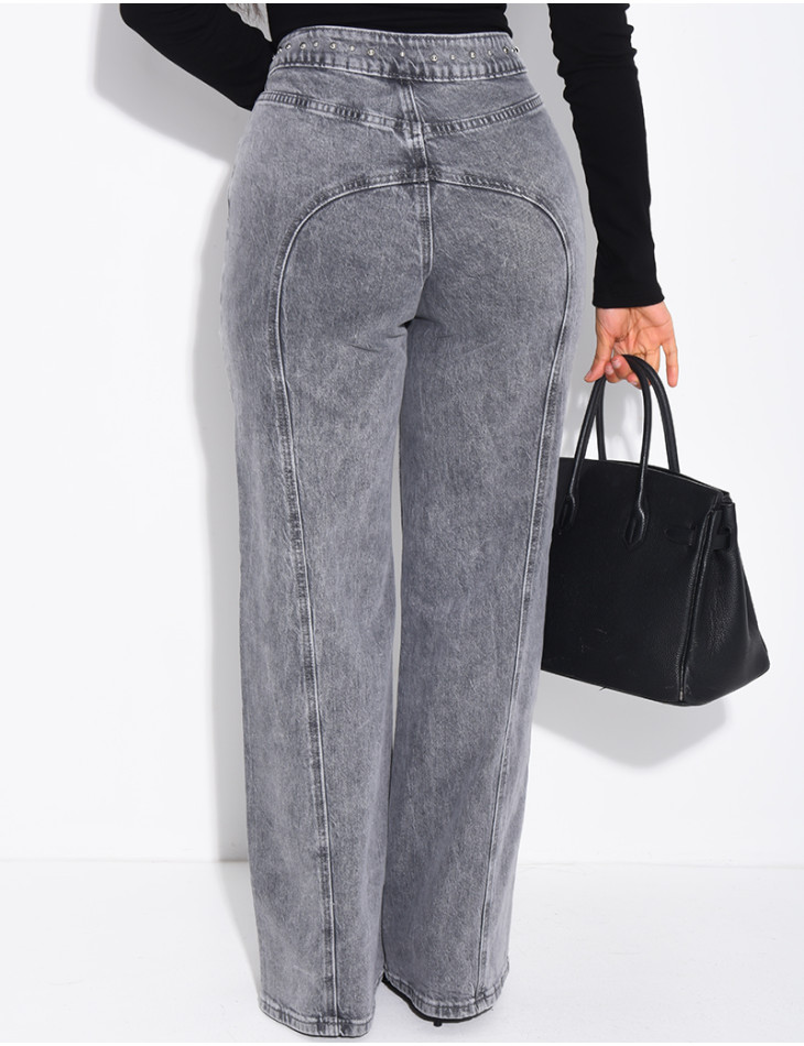 Straight-leg jeans with studs and contrasting stitching