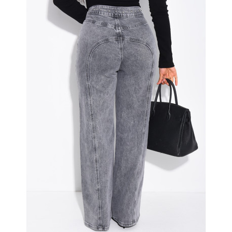 Straight-leg jeans with studs and contrasting stitching