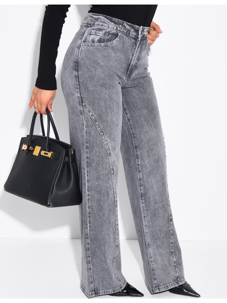 Straight-leg jeans with studs and contrasting stitching