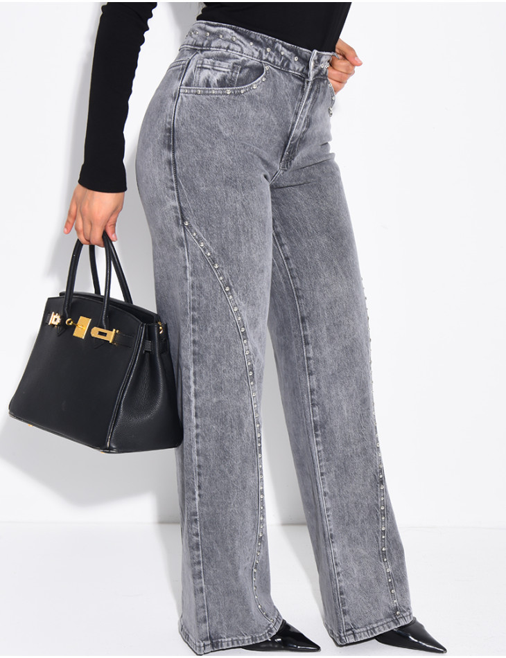 Straight-leg jeans with studs and contrasting stitching