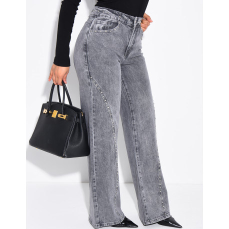 Straight-leg jeans with studs and contrasting stitching