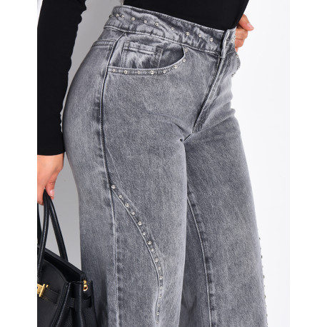 Straight-leg jeans with studs and contrasting stitching