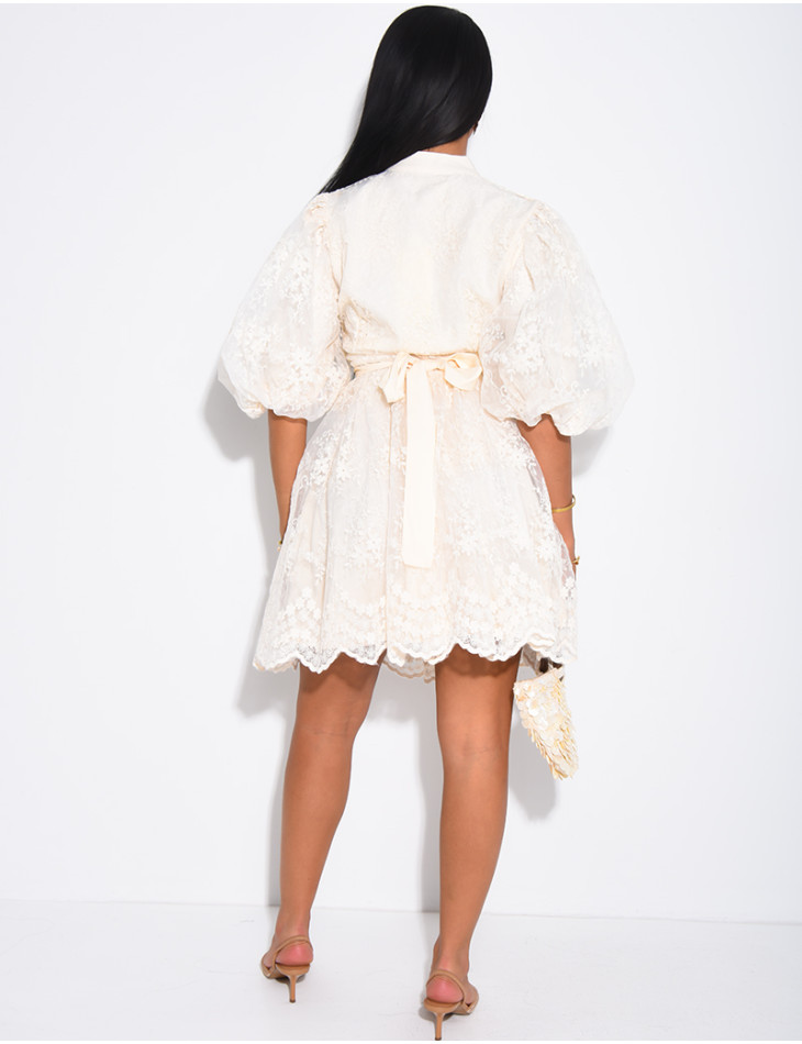 Robe courte en voile brodé & manches bouffantes