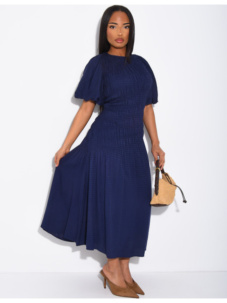 Mittellanges, strukturiertes Kleid mit gerafftem Effekt