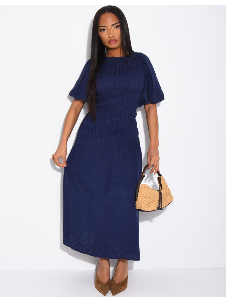 Mittellanges, strukturiertes Kleid mit gerafftem Effekt