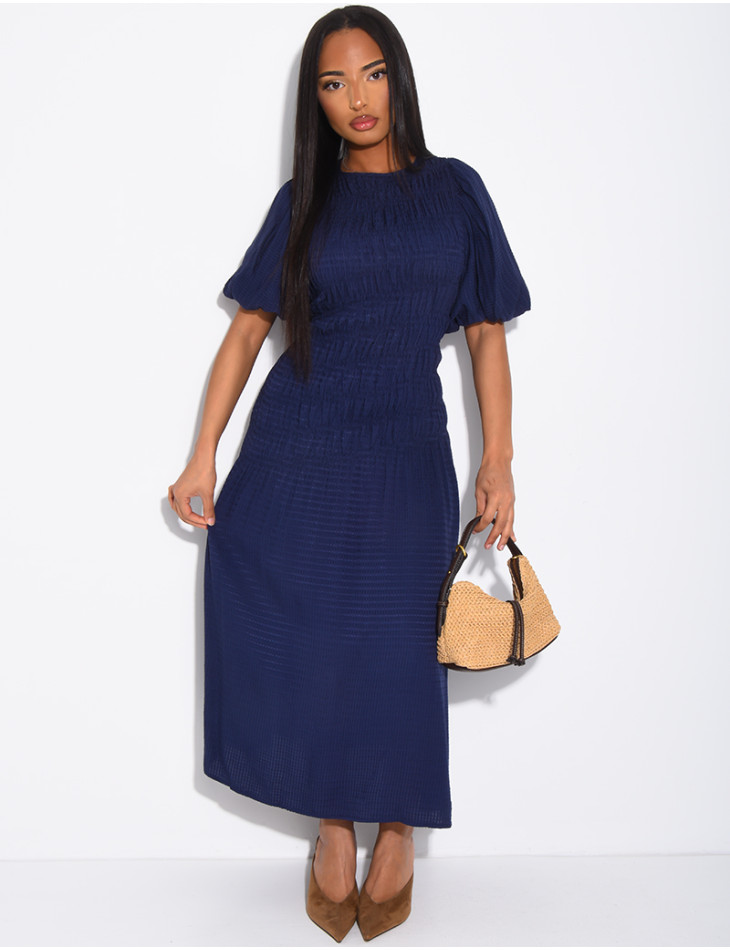 Mittellanges, strukturiertes Kleid mit gerafftem Effekt