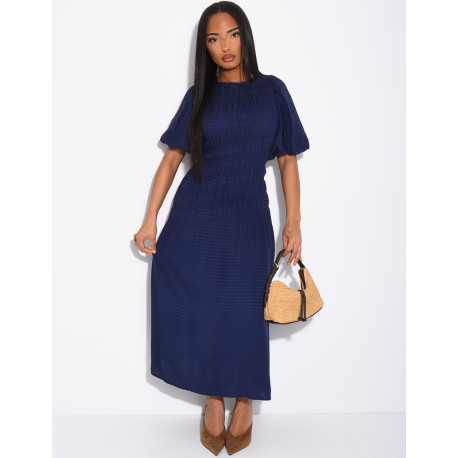Mittellanges, strukturiertes Kleid mit gerafftem Effekt