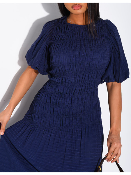 Mittellanges, strukturiertes Kleid mit gerafftem Effekt