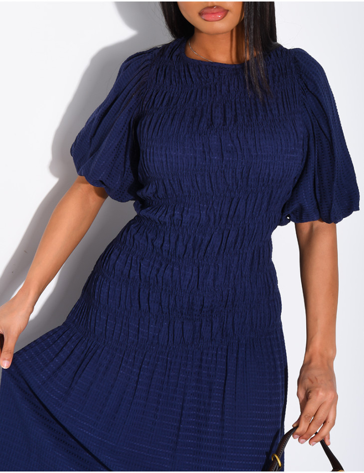 Mittellanges, strukturiertes Kleid mit gerafftem Effekt