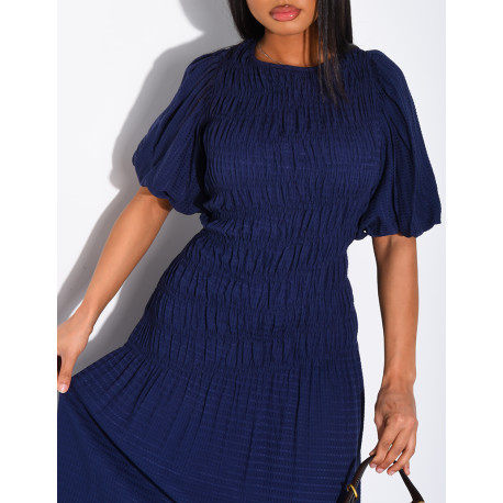 Mittellanges, strukturiertes Kleid mit gerafftem Effekt