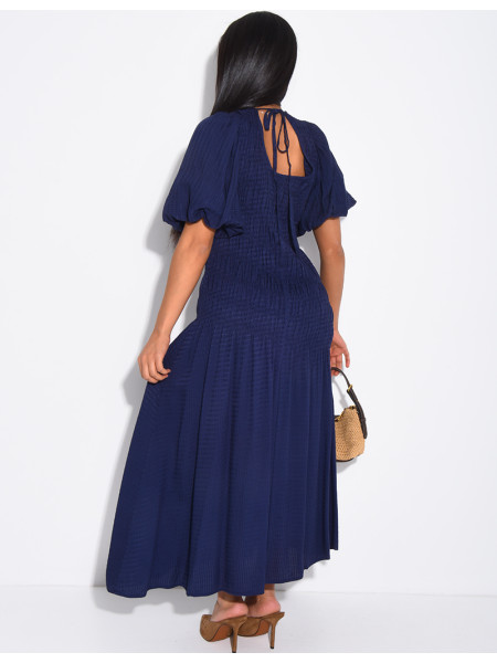 Mittellanges, strukturiertes Kleid mit gerafftem Effekt