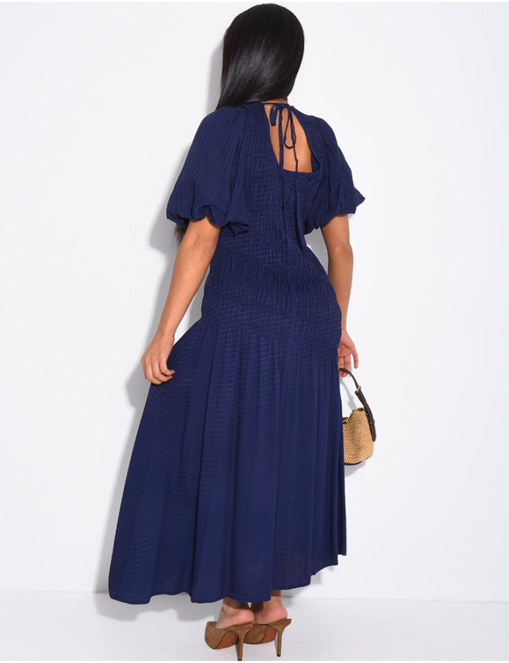 Mittellanges, strukturiertes Kleid mit gerafftem Effekt